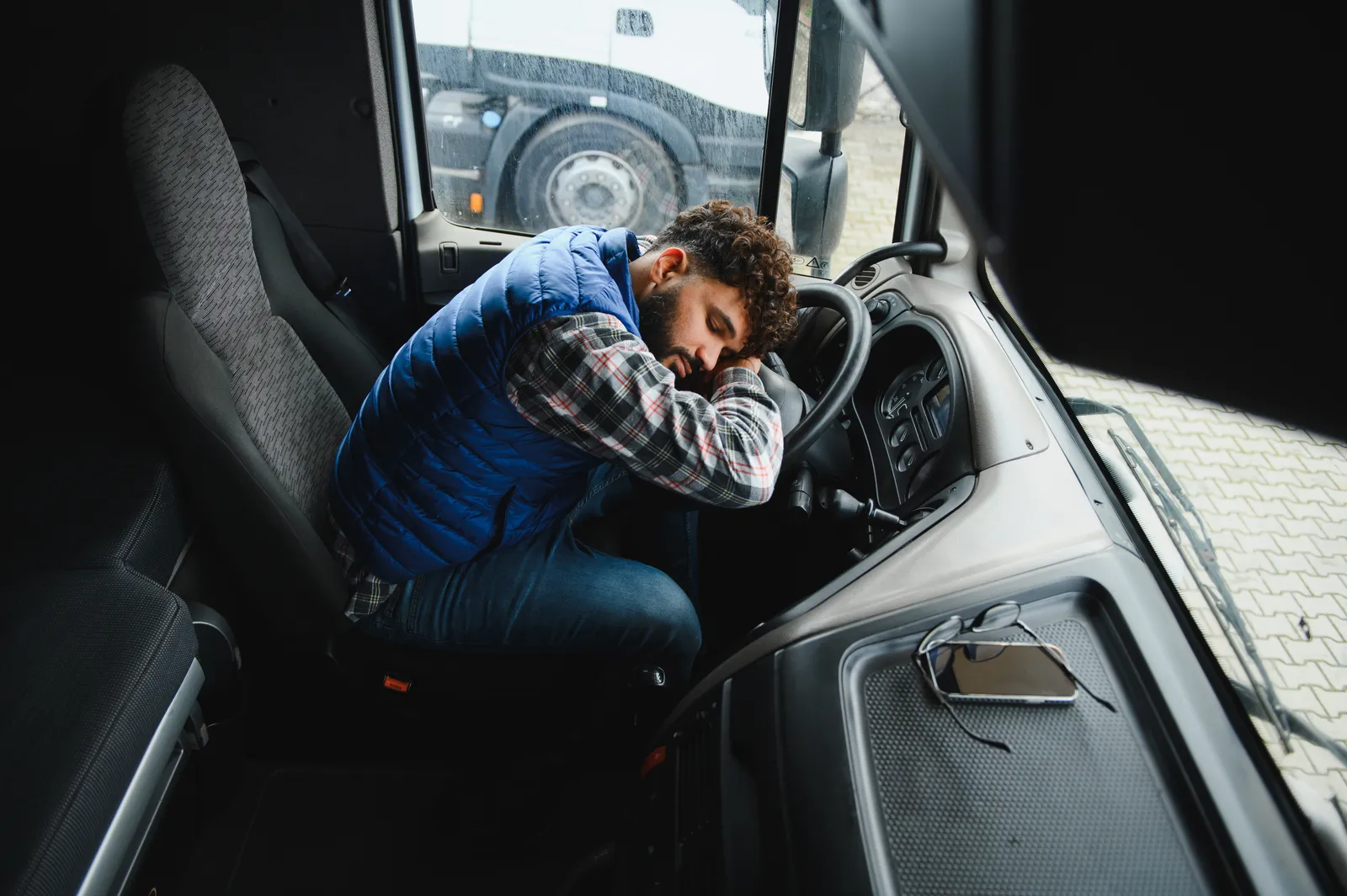 Fatigued commercial truck driver asleep at the wheel, a leading cause of Florida commercial vehicle accidents