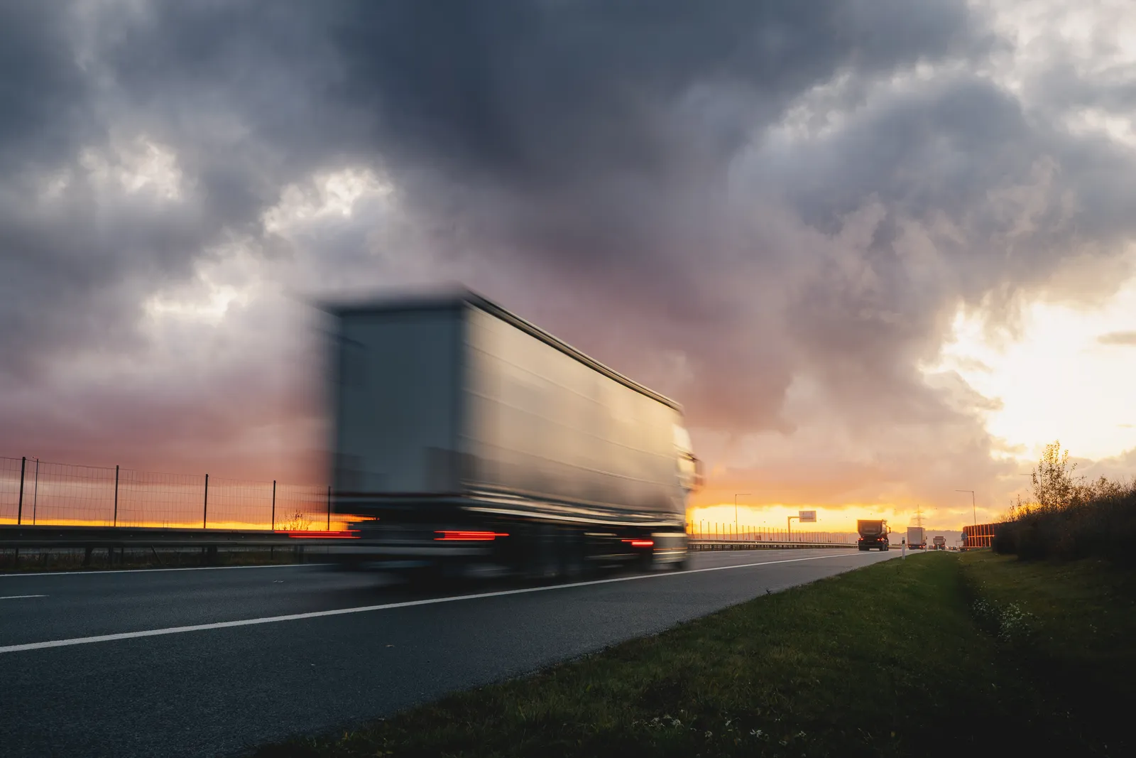 Commercial semi truck speeding on a Florida highway at dusk before a company vehicle accident